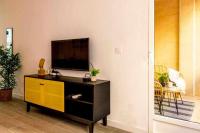Televízia a/alebo spoločenská miestnosť v ubytovaní Apartamento Pink Puerto