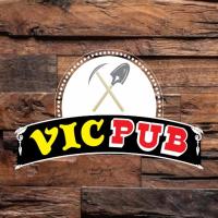 un cartello per un vgc messo su una parete di legno di Lillooet Hotel Victoria a Lillooet