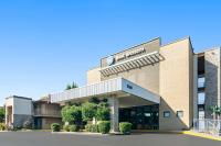 Un edificio con un cartel en el frente. en Best Western The Oasis at Joplin, en Joplin