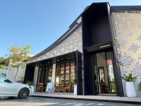 een witte auto geparkeerd voor een gebouw bij Glyn Chiangmai, Cozy Two-Story Rooms in the Heart of Chiang Mai in Chiang Mai