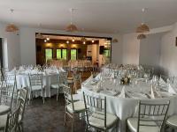 una sala per banchetti con tavoli e sedie bianchi di Pensiunea Alex a Marga