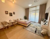 Telewizja i/lub zestaw kina domowego w obiekcie NEW, BEAUTIFUL APT WITH PARKING IN BEST LOCATION!