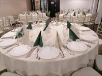 una tavola con piatti bianchi e argenteria di Pensiunea Alex a Marga