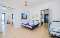 Posteľ alebo postele v izbe v ubytovaní Stunning Home In Ampela, Syros