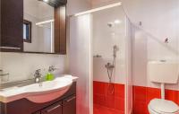 A bathroom at Amazing Home In Kokari