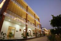 - un bâtiment avec des lumières de Noël dans l'établissement Royal Delight Resort, à Madīna