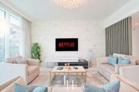 TV a/nebo společenská místnost v ubytování LUX The Ultimate Palm Sea Skyline Penthouse