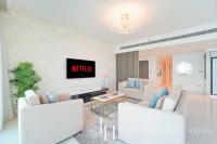 TV a/nebo společenská místnost v ubytování LUX The Ultimate Palm Sea Skyline Penthouse