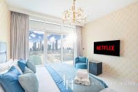 TV a/nebo společenská místnost v ubytování LUX The Ultimate Palm Sea Skyline Penthouse