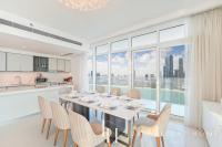 Kuchyň nebo kuchyňský kout v ubytování LUX The Ultimate Palm Sea Skyline Penthouse