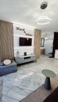 Televízia a/alebo spoločenská miestnosť v ubytovaní Apartament Black-White