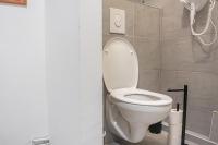 A bathroom at Delightful 2BR Apt.-Near Wiener Stadthalle