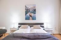 A bed or beds in a room at Delightful 2BR Apt.-Near Wiener Stadthalle
