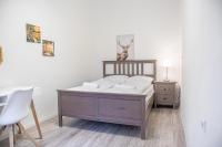 A bed or beds in a room at Delightful 2BR Apt.-Near Wiener Stadthalle
