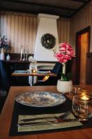 een tafel met een plaat op een tafel bij Boutique Hotel de la Ruïne in Valkenburg