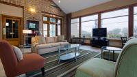 Una sala de estar con un sofá y un televisor. en SureStay Plus by Best Western Covington, en Covington