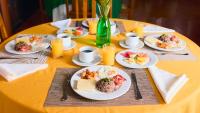 uma mesa com pratos de café da manhã sobre ela em Evergreen Lodge em Tortuguero