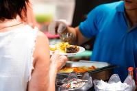 uma mulher está segurando um prato de comida em Evergreen Lodge em Tortuguero