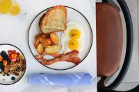 Un plato de desayuno con huevos, tocino y tostadas. en Alma San Diego Downtown, a Tribute Portfolio Hotel, en San Diego