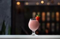 una fresa en un vaso de cóctel con una fresa en la parte superior en Alma San Diego Downtown, a Tribute Portfolio Hotel, en San Diego