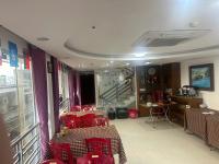 um restaurante com cadeiras e mesas vermelhas e uma escada em THe IRELAND em Ilha de Cát Bà