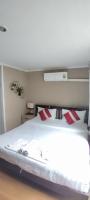 Postel nebo postele na pokoji v ubytování Kata Beach Studio Phuket