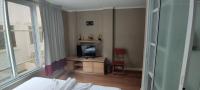 TV a/nebo společenská místnost v ubytování Kata Beach Studio Phuket