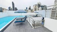 Bazén v ubytování 7C-2 Bedrooms3baths In Downtown Bangkok Near MrtBtsBoat Station nebo v jeho okolí