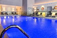 Clarion Hotel Jeddah Airportの敷地内または近くにあるプール