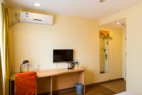 Home Inn Chengdu North Kehua Road Sichuan Universityにあるテレビまたはエンターテインメントセンター