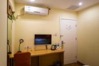 Home Inn Chengdu North Kehua Road Sichuan Universityにあるテレビまたはエンターテインメントセンター