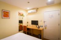 Home Inn Chengdu North Kehua Road Sichuan Universityにあるテレビまたはエンターテインメントセンター