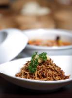 un plato de comida con fideos en una mesa en Lombok Plaza Hotel and Convention, en Mataram