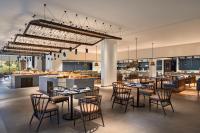 Un restaurante con mesas y sillas y un bar. en The Westin Resort & Spa Cam Ranh, en Cam Ranh