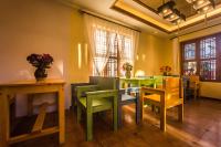 Khu vực ghế ngồi tại Gucheng Lanshe Designer Garden B&B