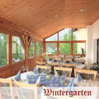 Un comedor con mesas y sillas y ventanas. en Landgasthof Hotel Zwickl, en Deggendorf