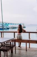 een vrouw op een bank die naar het water kijkt bij SEAQUEEN The Pool ,Koh Samed in Ko Samed