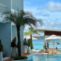 een zwembad met uitzicht op de oceaan bij SEAQUEEN The Pool ,Koh Samed in Ko Samed