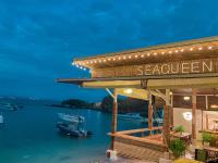 een restaurant met een jachthaven met boten in het water bij SEAQUEEN The Pool ,Koh Samed in Ko Samed