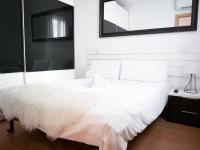 A bed or beds in a room at Apartamentos Day Madrid ILDEFONSO Centro Gran Via Sol Malasaña