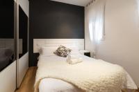 A bed or beds in a room at Apartamentos Day Madrid ILDEFONSO Centro Gran Via Sol Malasaña