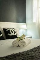 A bed or beds in a room at Apartamentos Day Madrid ILDEFONSO Centro Gran Via Sol Malasaña