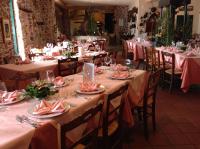 Un comedor con mesas y sillas con manteles rosas. en Agriturismo Santa Margherita, en Gioiosa Marea
