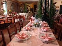 una mesa larga con servilletas rosas y copas de vino en Agriturismo Santa Margherita, en Gioiosa Marea