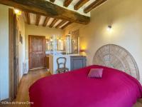 Posteľ alebo postele v izbe v ubytovaní Maison de charme avec piscine intérieure, grand jardin, et paysages magnifiques en pleine campagne - FR-1-497-164