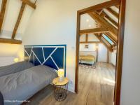 Posteľ alebo postele v izbe v ubytovaní Maison de charme avec piscine intérieure, grand jardin, et paysages magnifiques en pleine campagne - FR-1-497-164