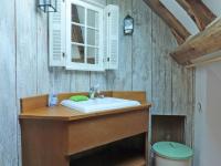 Kúpeľňa v ubytovaní Maison de charme avec piscine intérieure, grand jardin, et paysages magnifiques en pleine campagne - FR-1-497-164