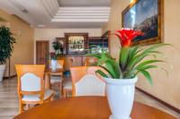 Televízia a/alebo spoločenská miestnosť v ubytovaní Astura Palace Hotel