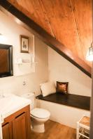 Koupelna v ubytování Precioso Ático dúplex en Canfranc, Casa Marco