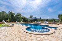 Bazén v ubytovaní Holiday Home Luce alebo v jeho blízkosti